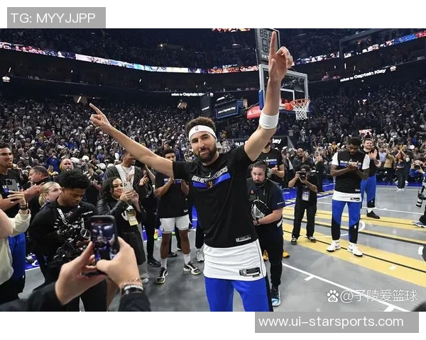 库里罚球失误引发观众欢呼随后命中并调侃现场气氛