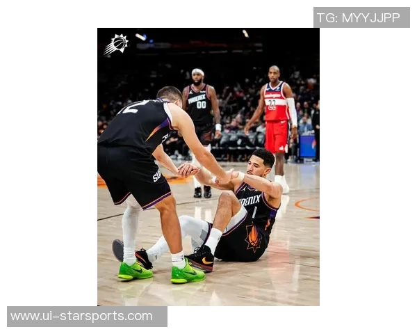 布克全场表现平平14投仅5中收获17分3篮板8助攻正负值高达16 布克全场表现平平14投仅5中收获17分3篮板8助攻正负值高达16